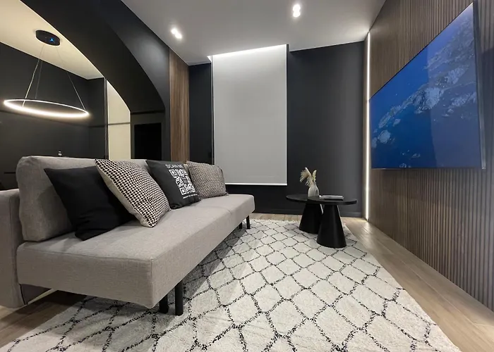 Luxury Renovated Ground Floor 1br - Of The - Historical Centre Apartment