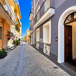 Garibaldi 1 Ground Floor 1br Apartment, Old Town