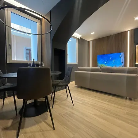 Garibaldi 1 Ground Floor 1br Apartment, Old Town *