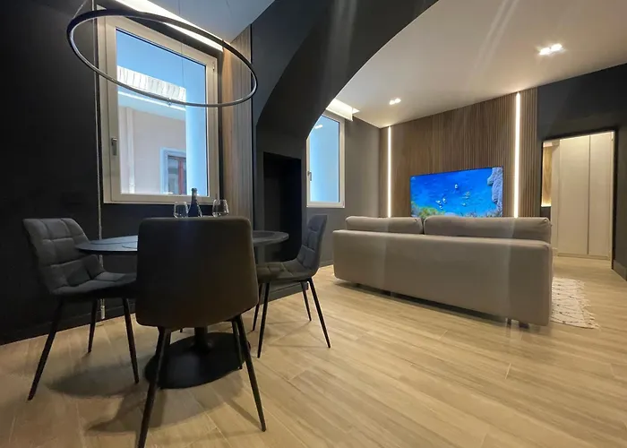 Luxury Renovated Ground Floor 1br - Of The - Historical Centre *