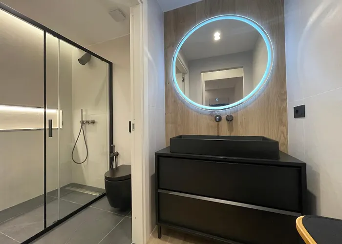 Apartment Luxury Renovated Ground Floor 1br - Of The - Historical Centre *