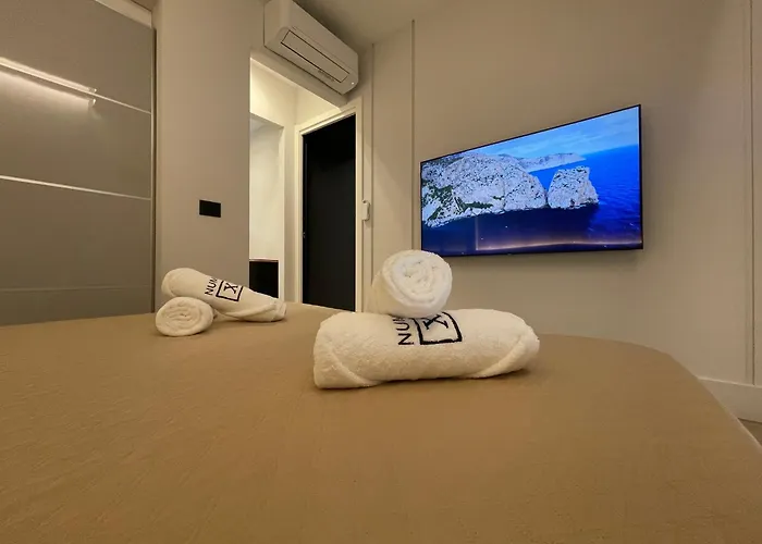 Luxury Renovated Ground Floor 1br - Of The - Historical Centre Apartment *